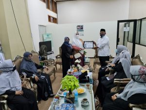 Ustadz dan Ustadzah DKI Jakarta Mendapatkan Piagam Penghargaan dari Fahira Idris