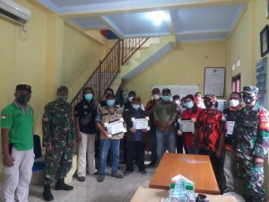 Bang Japar Memberikan Piagam Penghargaan bagi Relawan Covid-19 di Wilayah Kelurahan Pekayon