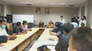 Pedagang Pasar Bantar Gebang Menuntut Haknya di Kantor Walikota Bekasi