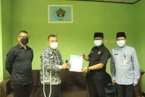 Penyerahan SK Edi Kuswanto oleh Ketua PWI Provinsi DKI Jakarta