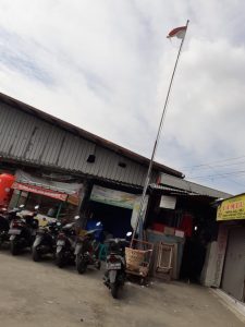 Waduh, Bendera Indonesia Compang Camping Masih Berkibar di Area Pasar Hipli