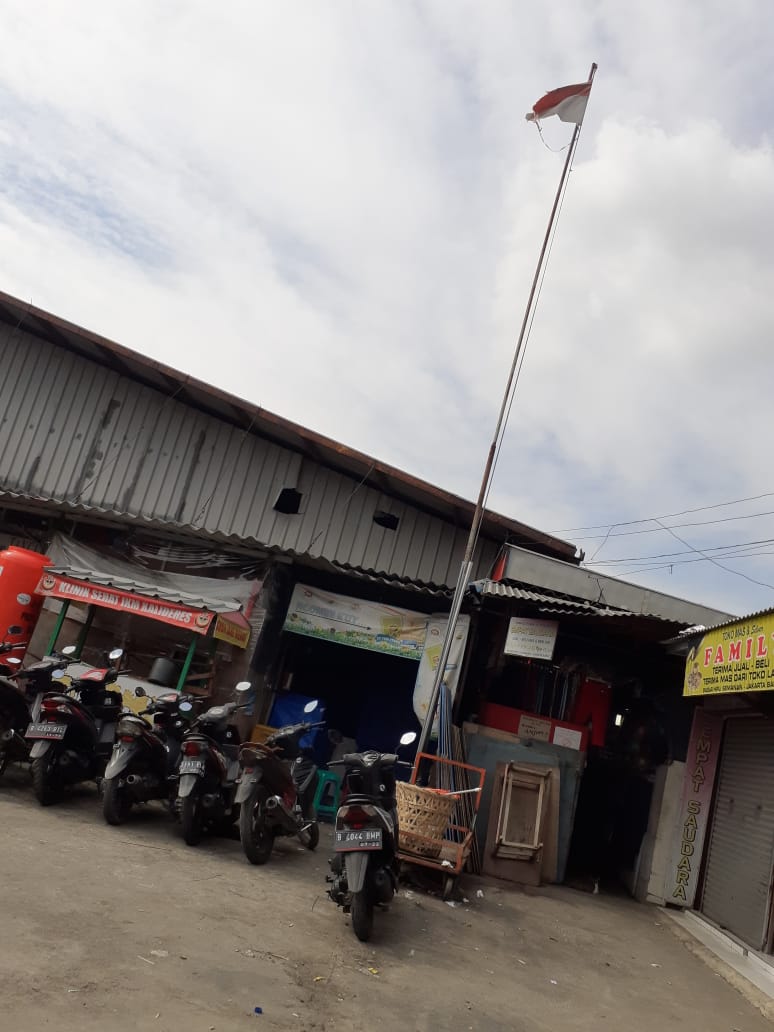 Waduh, Bendera Indonesia Compang Camping Masih Berkibar di Area Pasar
