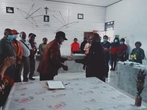 Kanwil Kemenag Provinsi Papua Serahkan Kunci Asrama SMAK Awedaby Deiyai
